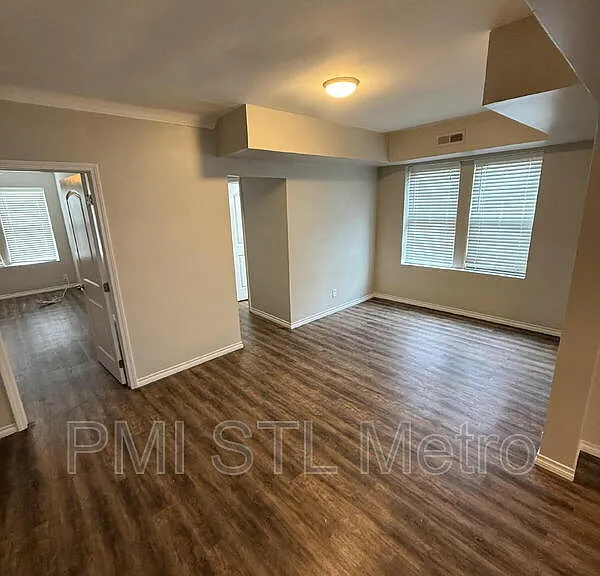 5572 Clemens Ave #1W — Photo 3