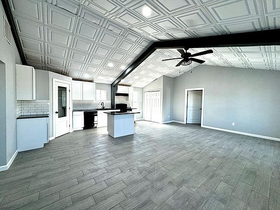 2nd image of 1401 Woodcrest Dr