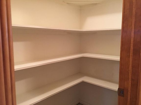 4th image of 200 Newtown Ln