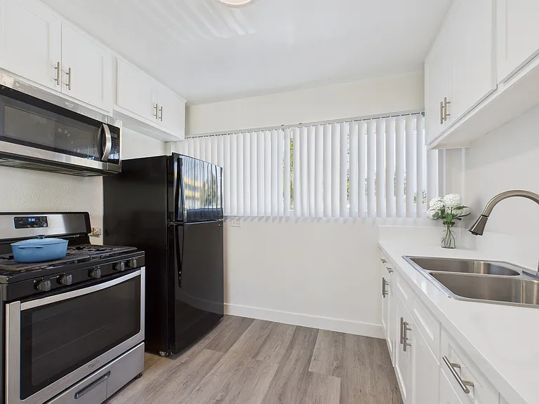 13060 Burbank Blvd. Apartments — Photo 12