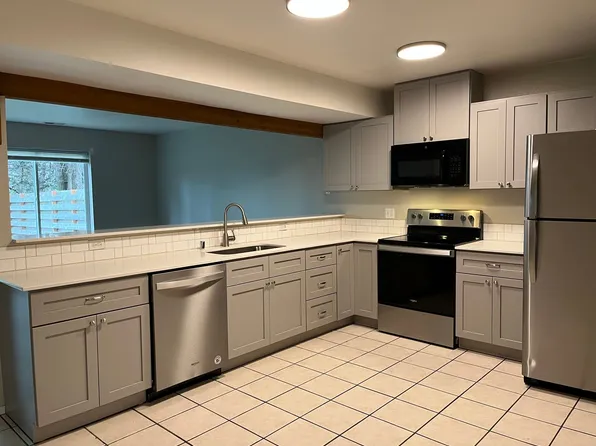 3 Bed, 2 Bath Home- Fenced Back Yard!, 2904 Lincoln St, Bellingham, WA 98226