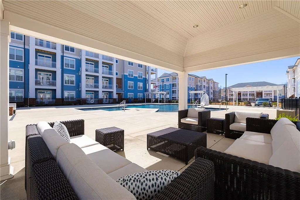 1 bed, 963 sqft, $1,710 — Photo 2