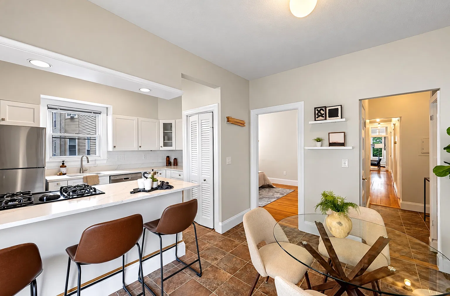 3 bed, 1040 sqft, $4,500 — Photo 4