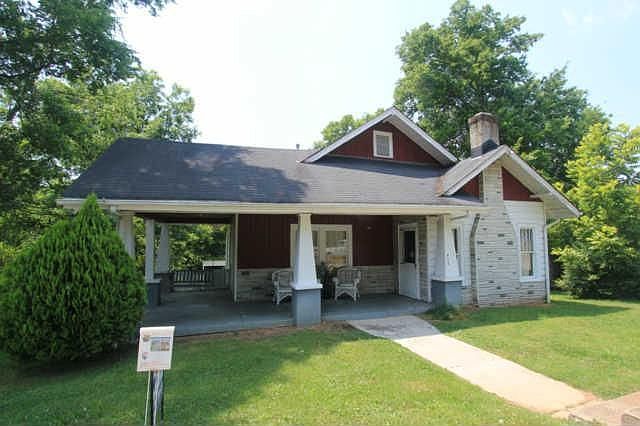 2nd image of 405 Carter St