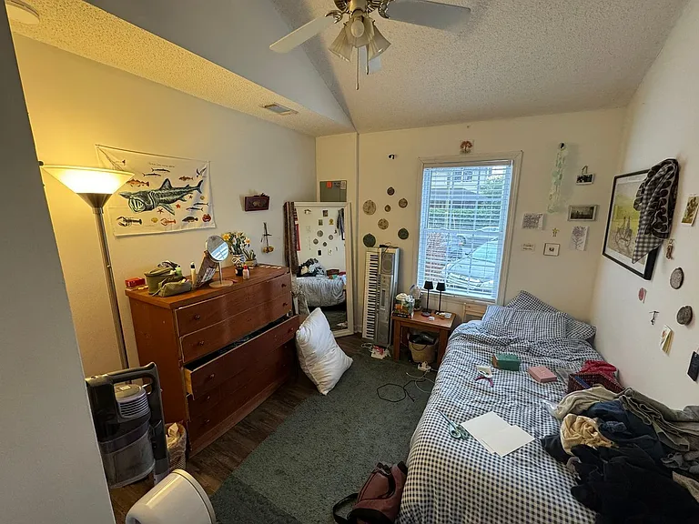 1429 E Broad St — Photo 13