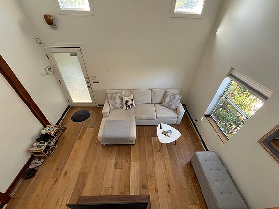 2nd image of 560 Westminster Ave APT 2