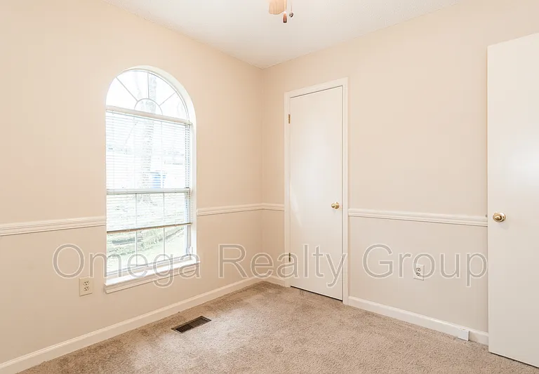 6770 Charles Dr — Photo 31