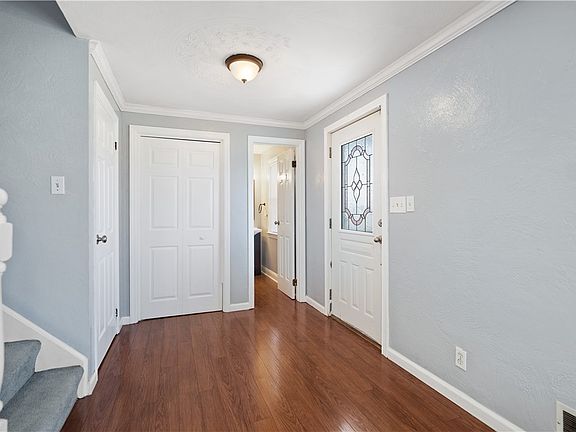 3rd image of 300 Deer Park Dr E