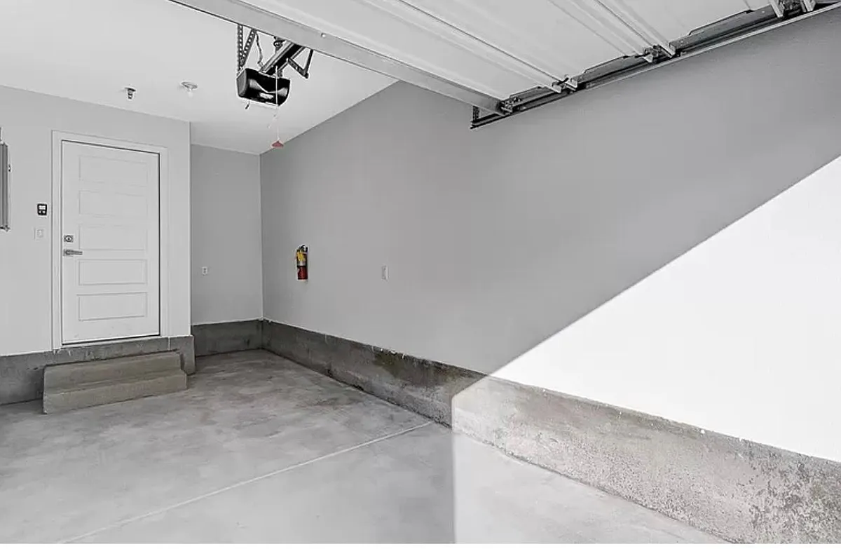 One car garage with access to stairs - 4916 Chidlaw Ave