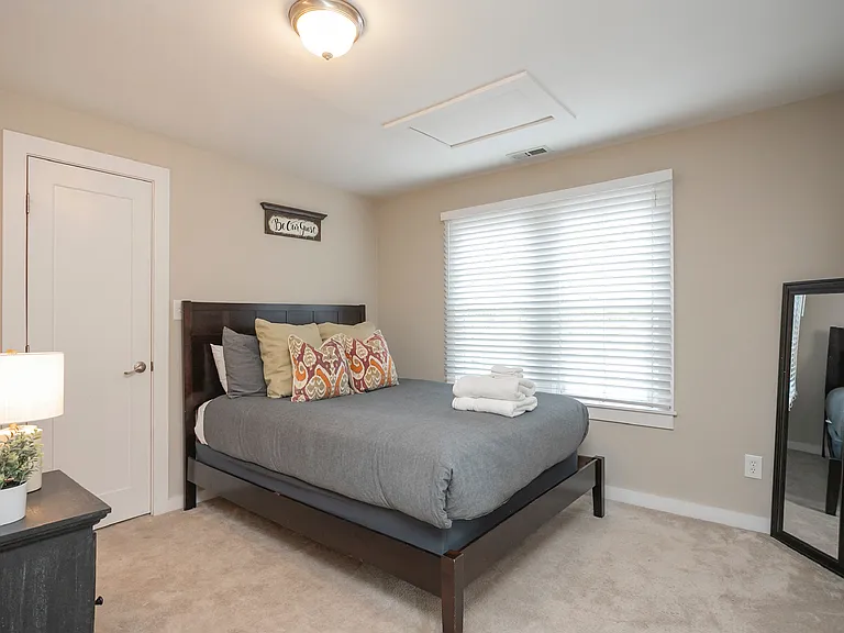 1009 Iverson Ave — Photo 15