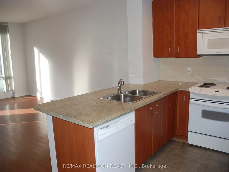 85 Bloor St E #913 — Photo 6