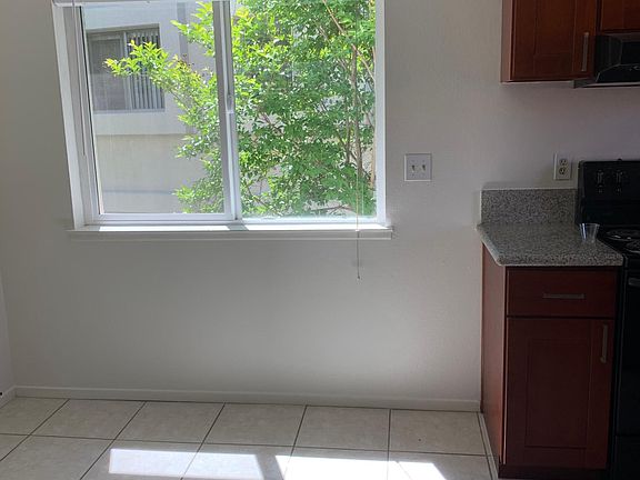 Dine in kitchen