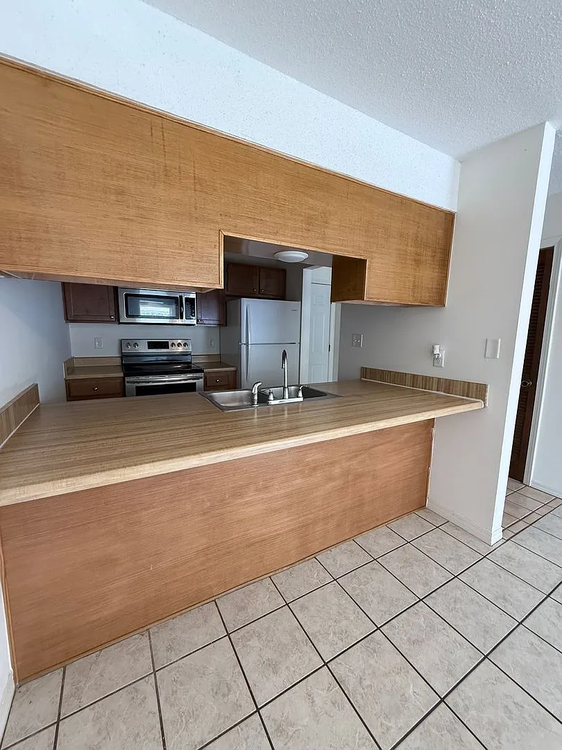 New Listing! — Photo 4