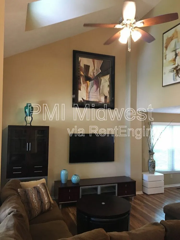 4 bed, 2.5 bath, 2730 sqft, $2,399 — Photo 4