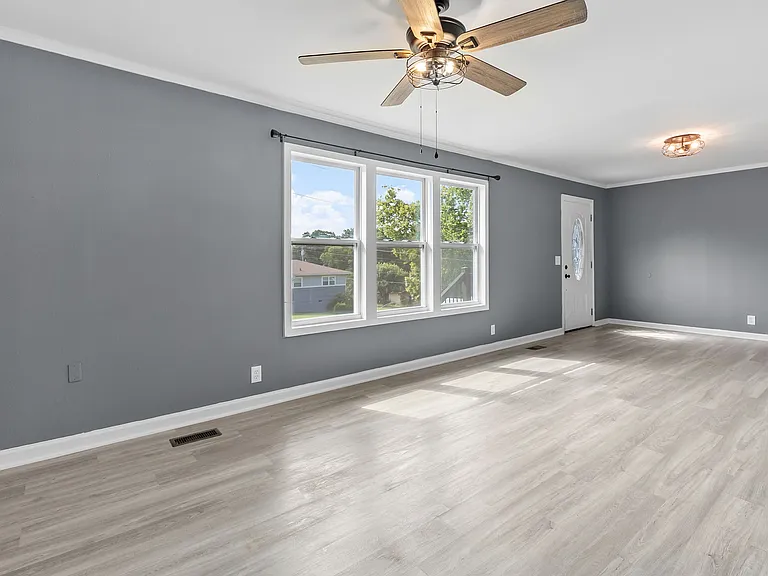 47 Moore Dr — Photo 5