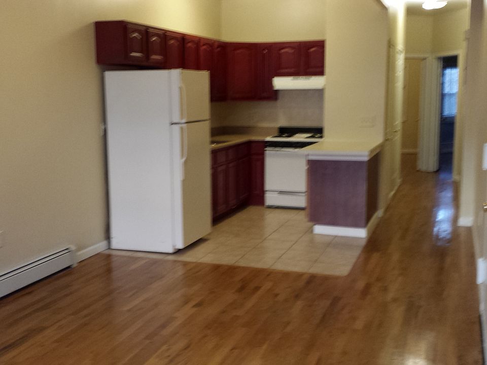 2nd image of 590 Warwick St