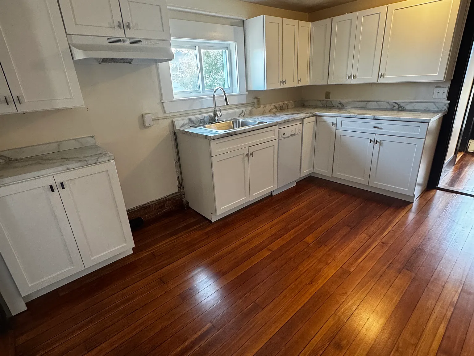 2 bed, 750 sqft, $2,400 — Photo 2
