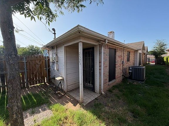 5th image of 2525 W Oakdale Rd