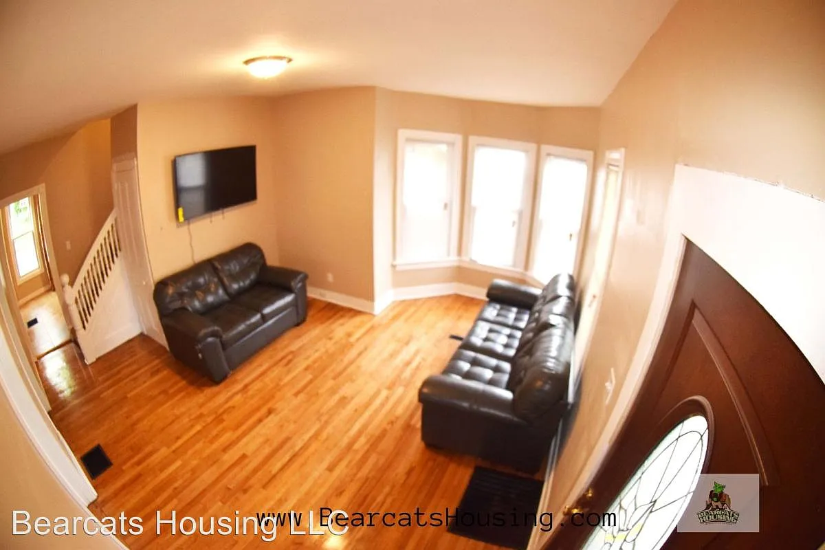 6 bed, 2600 sqft, $650 — Photo 3