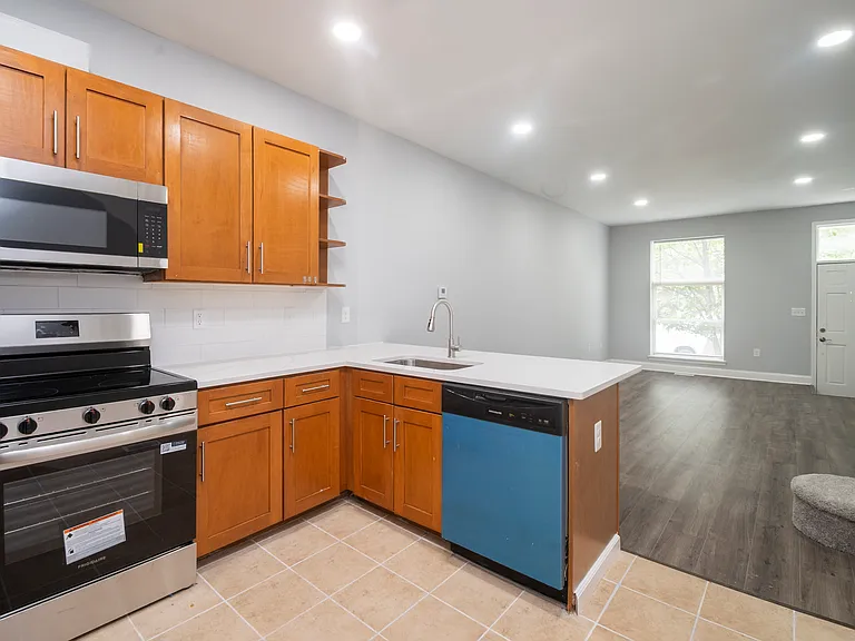 415 N Kenwood Ave — Photo 2