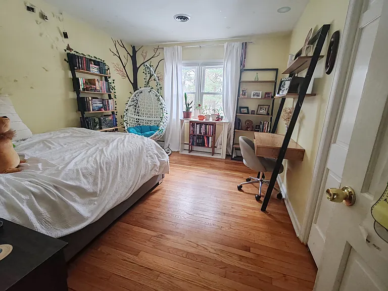 Second bedroom.