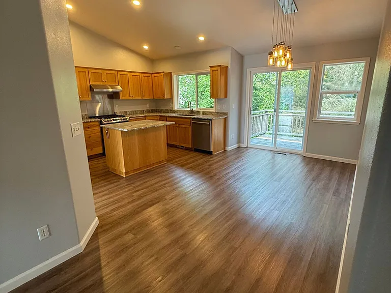 6106 NE Oar Dr — Photo 2