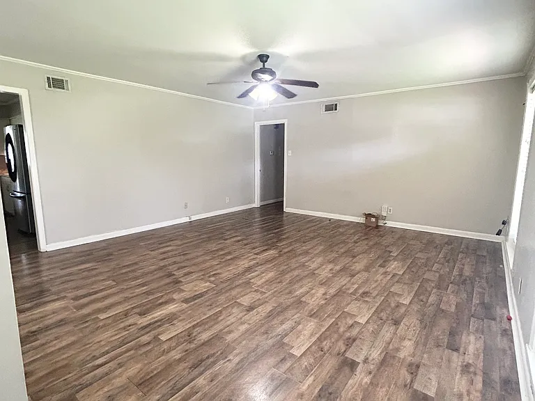 202 Newcastle Dr — Photo 2