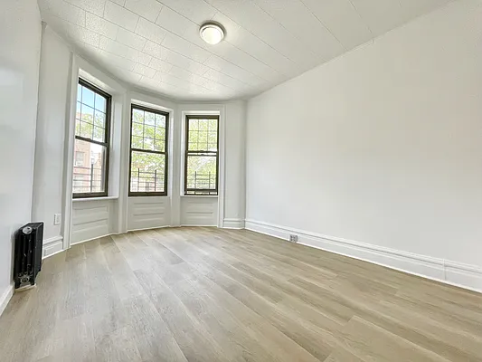 Rented by Momentum Real Estate LLC | media 8