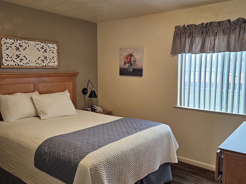 Queen bed, nightstand, dresser, full closet