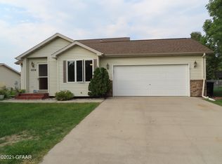 5274 W Lanark Dr, Grand Forks, ND 58203