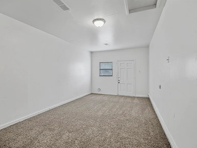 711 N Carroll Blvd — Photo 10