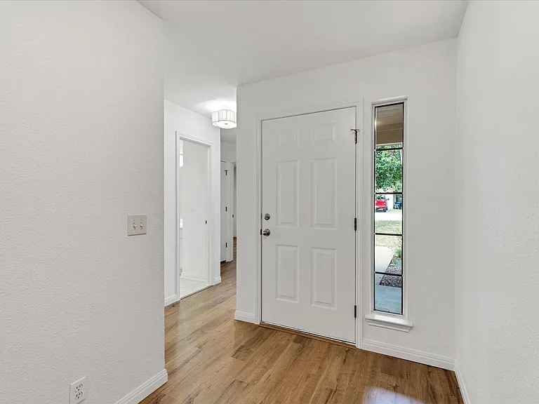 1707 Primrose Ln — Photo 5