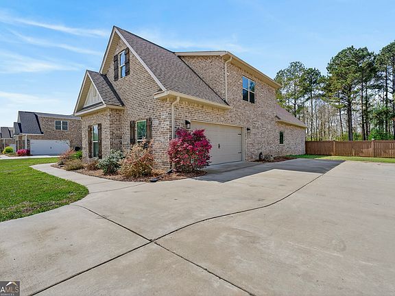 2nd image of 411 Stonegate Trl