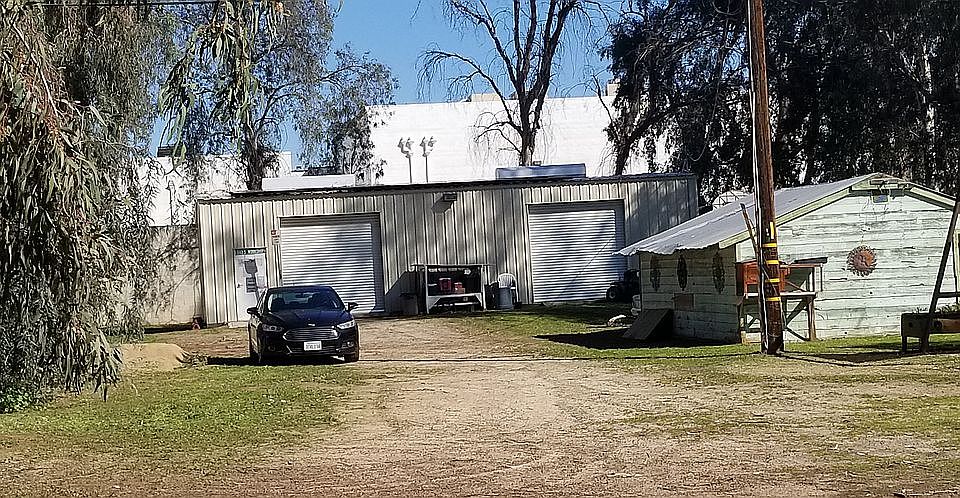 2000 sq ft shop and out buil