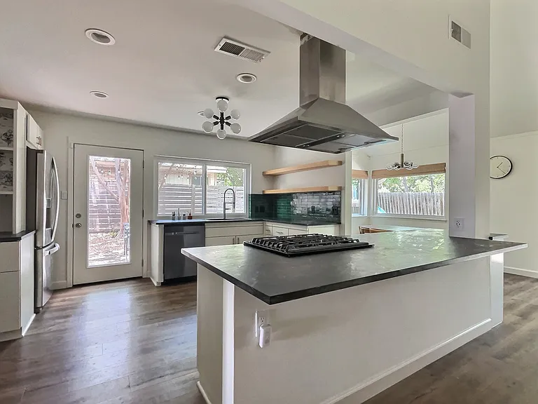 1008 Red Cliff Dr — Photo 9