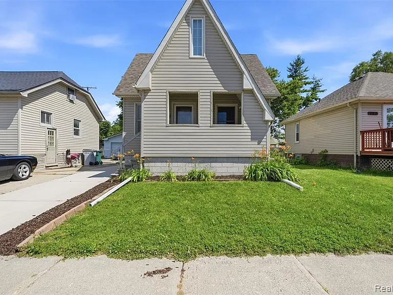 735 E Maxlow Ave — Photo 3