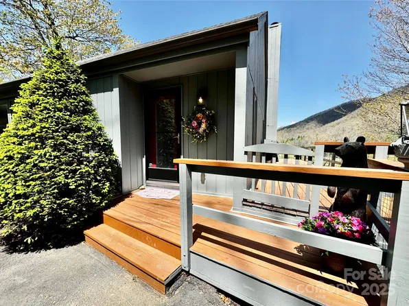 145 Townhouse Dr, Burnsville, NC 28714