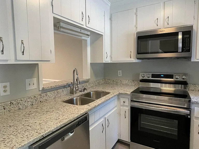 3205 Warwick Dr — Photo 3