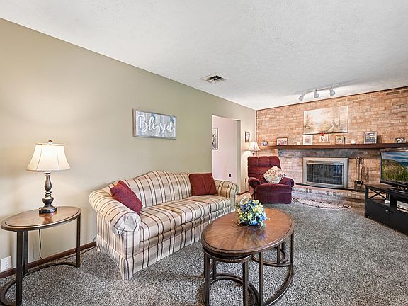 4th image of 223 Surfwood Dr