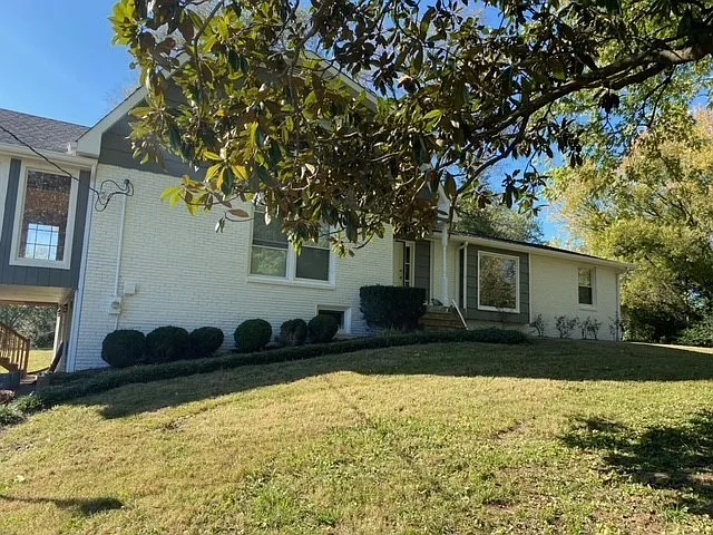 5 bed, 4.0 bath, 2796 sqft, $3,500 — Photo 2
