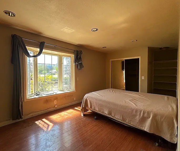 Huge master bedroom, walk in closet
