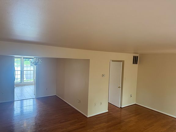 4th image of 3209 Foothill St