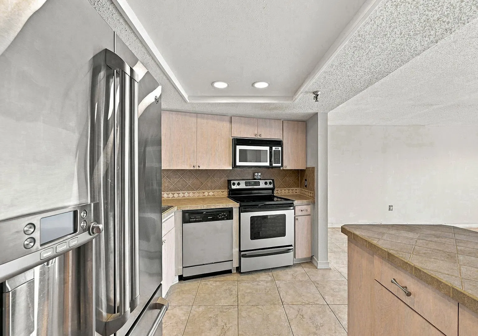 1 Bed/1 Bath Unfurnished 5th Floor Condo with Gorgeous Water Views! — Photo 4