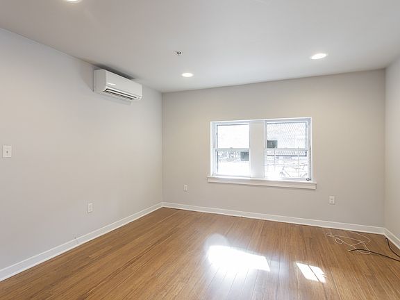 2nd image of 4029 Spruce St APT 3R