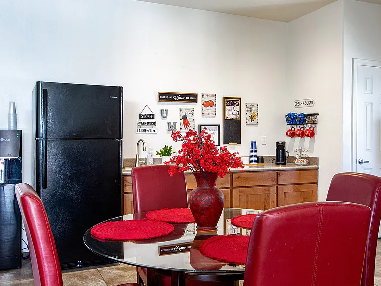 University Manor — Photo 17