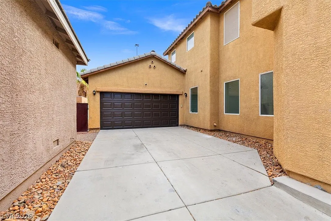 4 bed, 2.5 bath, 2019 sqft, $2,695 — Photo 3
