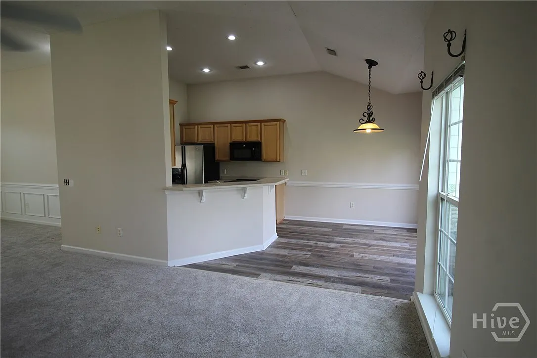 3 bed, 2.0 bath, 1941 sqft, $1,850 — Photo 3