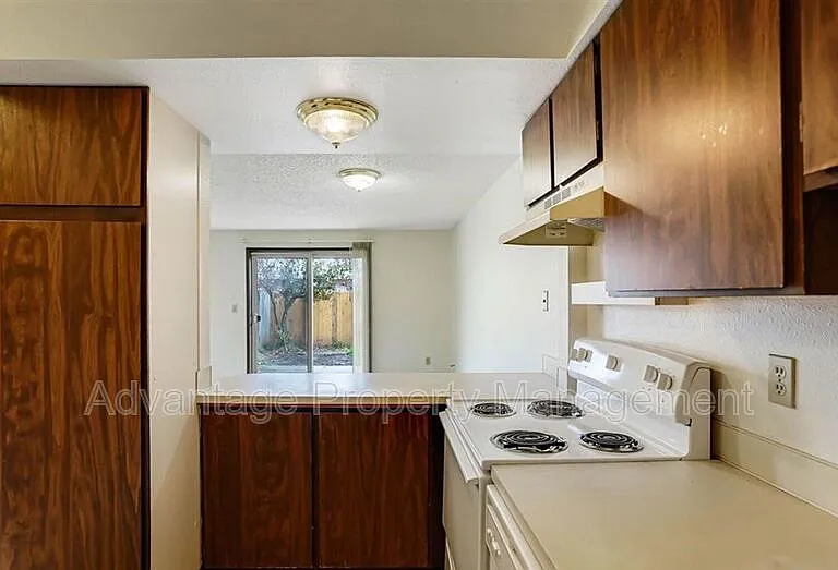 1445 NW Division St #6 — Photo 7