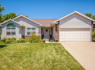 1030 Hampshire Dr, Marion, IA 52302