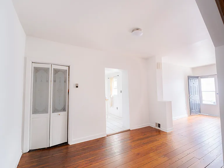 421 E Flora St — Photo 9
